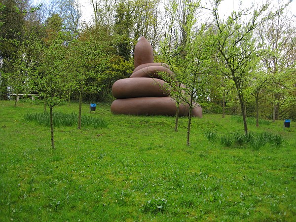 Stationnement Genant, de drol van Wim T. Schippers in de tuin van de VPRO in Hilversum